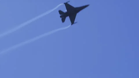 F-16C Block 52 plus fighter jet demonstrating flight air show at high speed. Vidéo 289860938