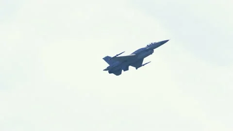 F-16C jest doing maneuvers at air show in Gdynia Stock-Footage 136496158