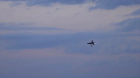 F/A-18 Lockheed Martin F-22 Raptor Military Air-force Top Gun Hornet flying 库存影片 347654079