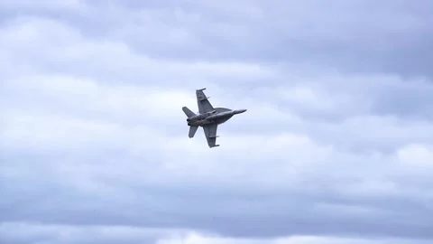 F:A-18F Super Hornet In Flight Against Cloudy Sky - low angle Vidéo 236689583