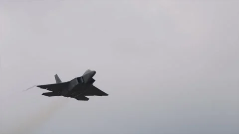 F-22 high G turn Thrust vectoring 스톡 동영상 347654108