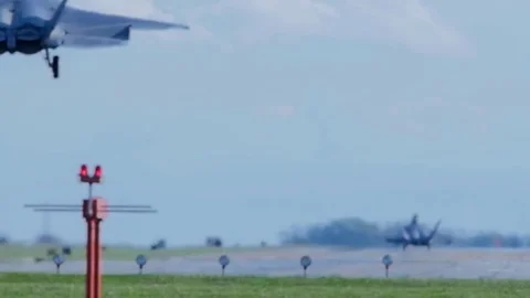F-22 Landing Stockbeeldmateriaal 82553782