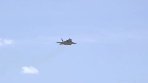 F-22 Raptor banking right  Vídeos de archivo 150362085