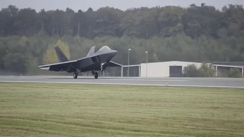 F-22 Raptor Stealth Fighter Landing Stockbeeldmateriaal 81050322