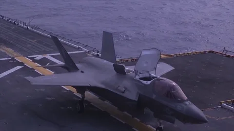 F-35 bomber goes down the deck of an aircraft carrier Video stock 120951131