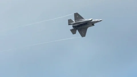 F-35 joint strike fighter in tight bank Stock-Footage 75080948