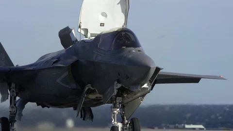 F-35B Lightning accelerates for take off from HMS Queen Elizabeth Vídeos de archivo 98927729