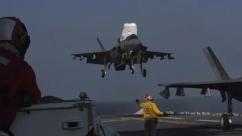 F-35B Lightning II conducts vertical landing aboard USS Wasp Vídeos de archivo 102768976