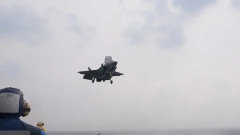F-35B Lightning II hovering above flight deck of USS Wasp LHD-1 Видео 105156747