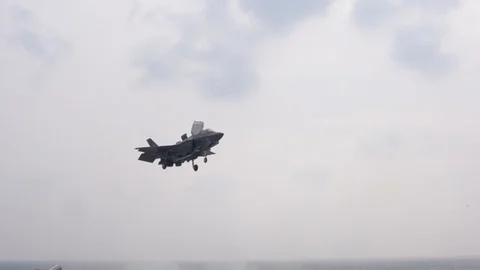 F-35B Lightning II hovering towards flight deck of USS Wasp 動画素材 105156748