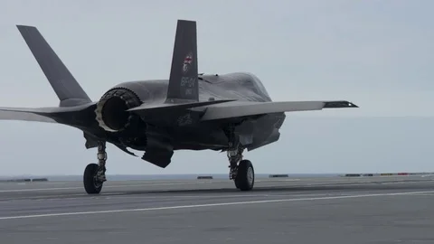 F-35B Lightning preparing for vertical take off from HMS Queen Elizabeth Vídeo Stock 98927698