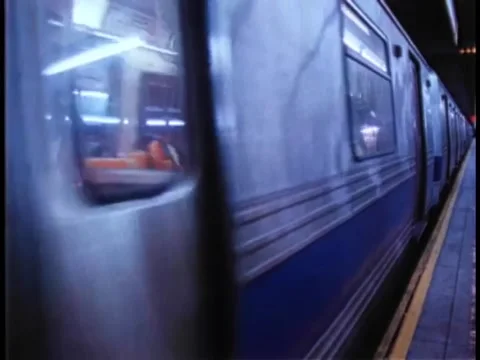 F train pulling out of New York City subway station Видео 260254414