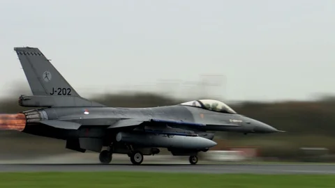 F16 fighter jet taking of, rain, turbulence around wings Stock-Footage 103989620