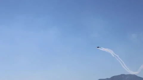 The F16 fighter performs aerobatics over the sea against the background of Stockbeeldmateriaal 308151329