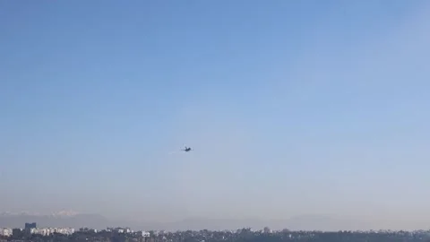 The F16 fighter performs aerobatics over the sea against the background of Stockbeeldmateriaal 308151851