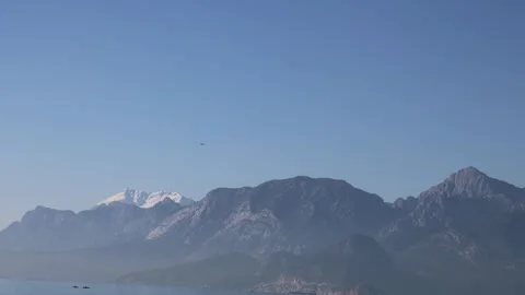 The F16 fighter performs aerobatics over the sea against the background of Stockbeeldmateriaal 308152278