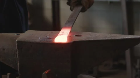 Fabbro con ferro incandescente 動画素材 259922618