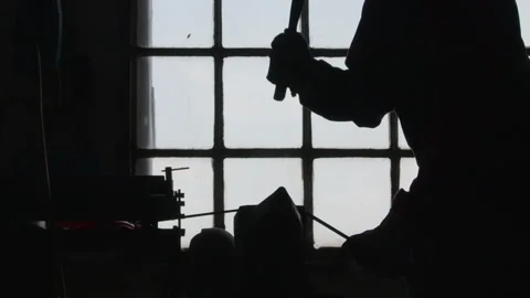 Fabbro con Martello 動画素材 259922657