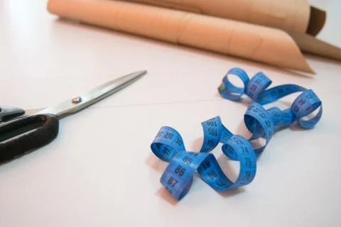 Fabric and objects for sewing clothes. Roulette and patterns on the table Stockfoto's