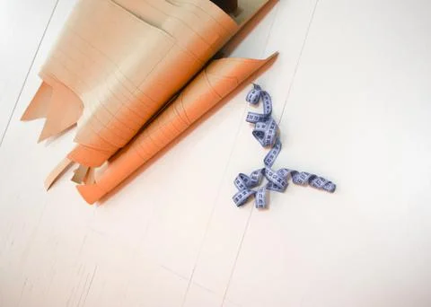 Fabric and objects for sewing clothes. Roulette and patterns on the table Stockfoto's