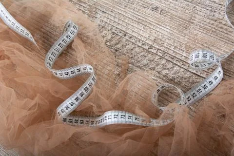 Fabric and objects for sewing clothes. Roulette and patterns on the table Stockfoto's