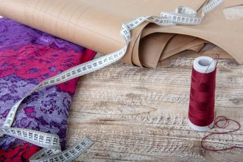 Fabric and objects for sewing clothes. Roulette, coil, and patterns on the ta Stockfoto's