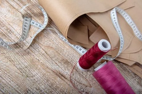 Fabric and objects for sewing clothes. Roulette, coil, pattern Foto stock