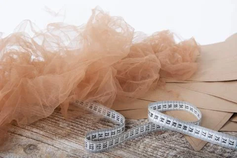 Fabric and objects for sewing clothes. Roulette and patterns on the table 스톡 사진