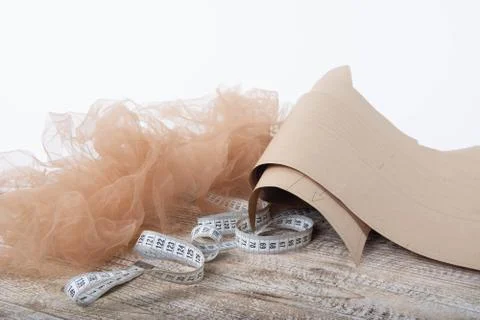 Fabric and objects for sewing clothes. Roulette and patterns on the table Stockfoto's