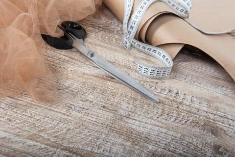 Fabric and objects for sewing clothes. Roulette and patterns on the table Stockfoto's