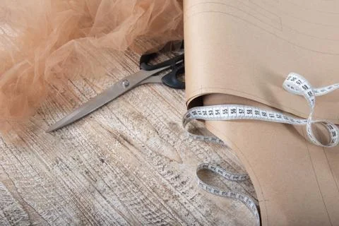 Fabric and objects for sewing clothes. Roulette and patterns on the table Stockfoto's