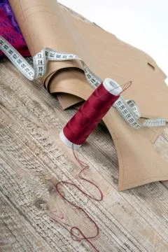 Fabric and objects for sewing clothes. Roulette, coil, and patterns 스톡 사진