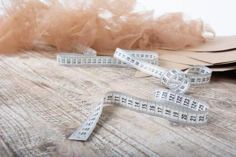Fabric and objects for sewing clothes. Roulette and patterns on the table Stockfoto's