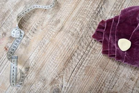 Fabric and objects for sewing clothes. Roulette, coil, and patterns on the ta 스톡 사진