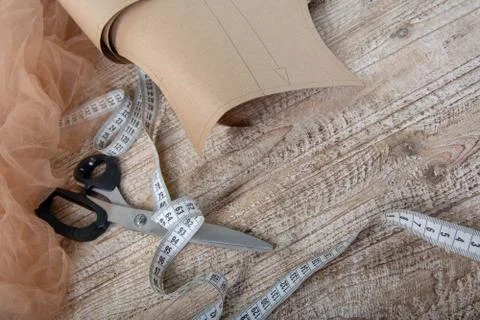 Fabric and objects for sewing clothes. Roulette and patterns on the table Stockfoto's