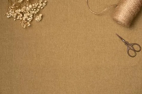 Fabric background with string, scissors and flowers from above. Vintage sty.. Foto stock