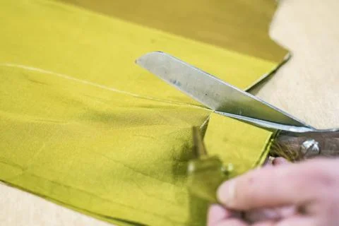 Fabric Cutting Process With Scissors In Tailoring Workshop Foto stock