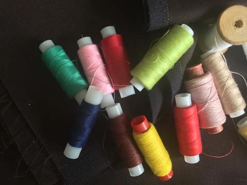 Fabric samples and thread Stock-Fotos