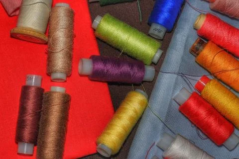 Fabric samples and thread Stock-Fotos
