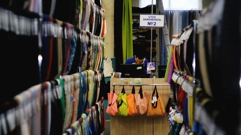 In the fabric store a large selection of fabrics, you can cut a piece and buy, 库存影片 123402458