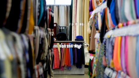 In the fabric store a large selection of fabrics, you can cut a piece and buy, Vidéo 123404418