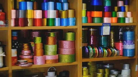In the fabric store a large selection of fabrics, you can cut a piece and buy, 库存影片 123409313