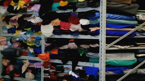 In the fabric store a large selection of fabrics, you can cut a piece and buy 库存影片 123419131