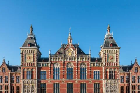 Facade of the ancient central train station in amsterdam 库存照片