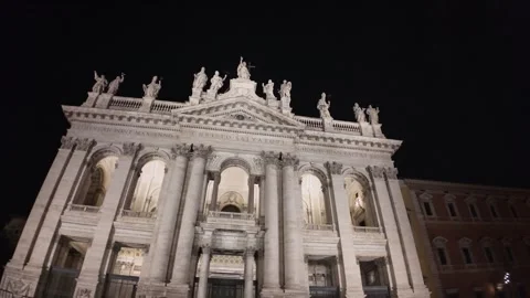 The facade of the Archbasilica of Saint John Lateran in Rome at night Vídeo Stock 320132999