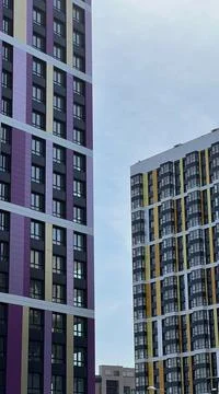 The facade of the building in purple,geometric patterns from windows and Foto stock