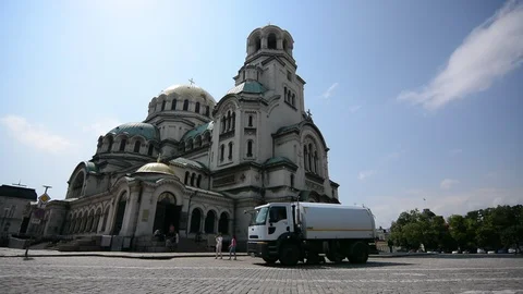 Facade of the Cathedrale Saint Alexander in Sofia and car traffic Video stock 118851382