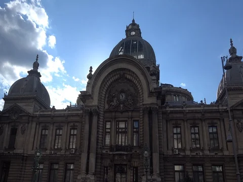 The Facade Of Cec Bank Building In Bucharest cloudy sky traffic time lapse Vídeos de archivo 70960702