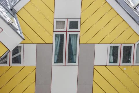 Facade of a cube house with geometric patterns and yellow accents, rotterdam, Foto stock