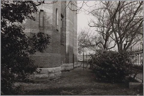 Facade of the drawing school with two narrow windows; Exterior buildings a... Fotos de archivo